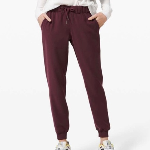 lululemon athletica Pants - LULULEMON On The Fly Jogger pants, size 8 Cassis